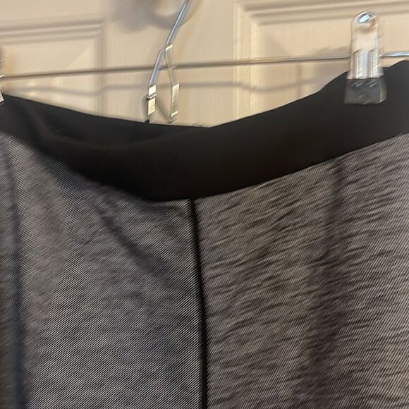 Theory Skirt size 2. NWOT - Picture 2 of 5